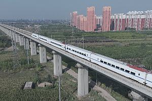 4K高速铁路高铁动车火车和谐号复兴号交通高架高速公路车流中国速度视频素材