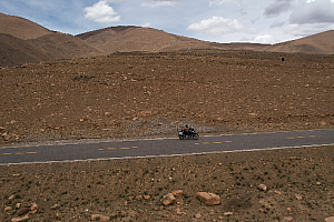 4K珠峰108弯国道318摩托车行进在道路上视频素材