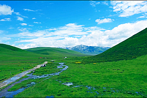 4K航拍内蒙古草原高山公路蓝天白云小河小溪视频素材