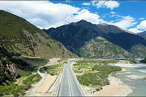 4K航拍中国西藏林拉高速公路蓝天白云群山河流视频素材