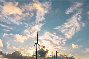 4K呼伦贝尔天空风车风力发电蓝天白云延时视频素材