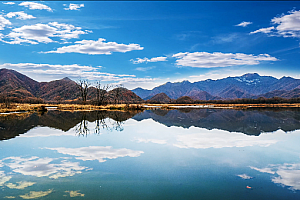 4K西藏高原天空湖面延时蓝天白云视频素材