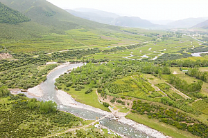 4K西藏尼洋河植被绿地河流群山山川视频素材