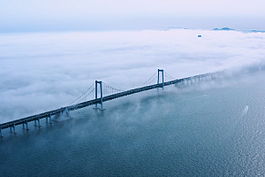 4K航拍云雾下的大连星海湾大桥视频素材