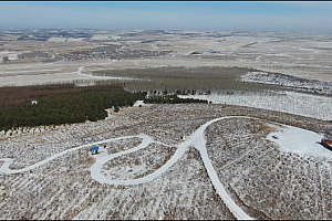 4K冬季山顶弯弯曲曲的道路视频素材