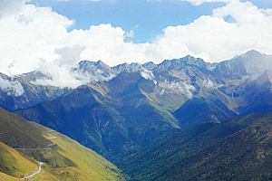 4K航拍西藏高原雪山植被蓝天白云风光视频素材