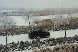 4K石嘴山贺兰山道路公路汽车雪中行进智能跟随冬雪景视频素材
