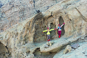 4K石嘴山市贺兰山奇型怪状的巨石户外活动登山人群视频素材