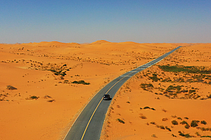 4K阿拉善腾格里沙漠红色盐湖乌兰湖沙漠公路智能跟随汽车行进视频素材