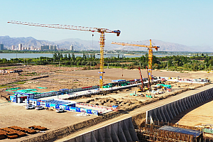 4K中国中铁包头银川高铁建设路基塔吊视频素材