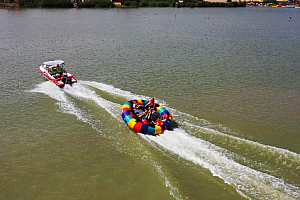 4K石嘴山市沙湖旅游景区湖面绿地游艇飞速划过水面视频素材