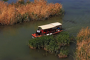 4K石嘴山市沙湖旅游景区湖面绿地游船视频素材