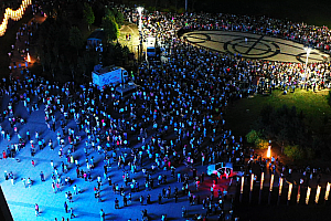 4K夏季夜晚广场人山人海人群人潮涌动乘凉活动视频素材