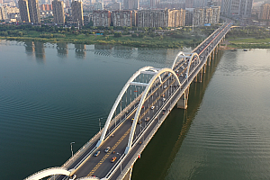 4K株洲城市建设城市风光芦淞大桥湘江船从江中划过视频素材
