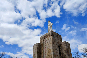 8K延时齐齐哈尔市碾子山人民解放纪念碑标志性雕像视频素材