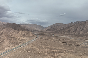 4K果洛藏族自治州玛多县冬格措纳湖黑海神湖德马高速公路视频素材