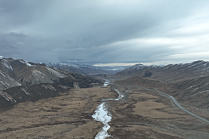 4K果洛藏族自治州玛多县冬格措纳湖黑海神湖德马高速公路雪山视频素材