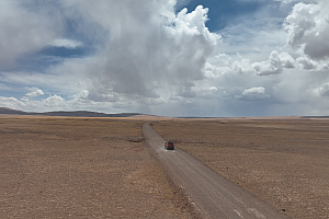 4K玉树藏族自治州可可西里无人区汽车行走智能跟随视频素材